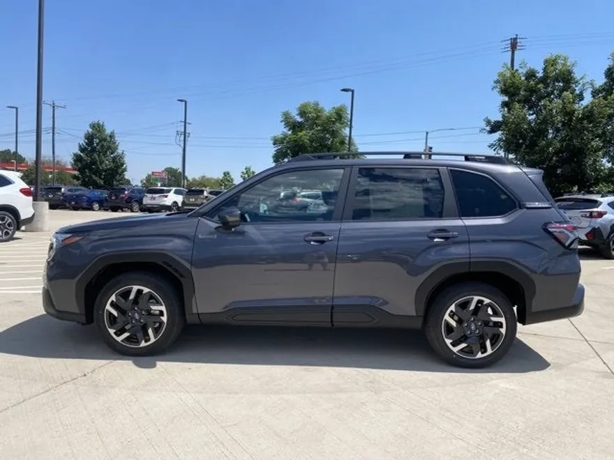 2025 Subaru Forester Premium photo 1