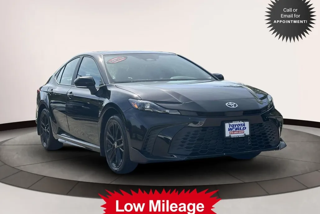 2025 Toyota Camry SE photo 1