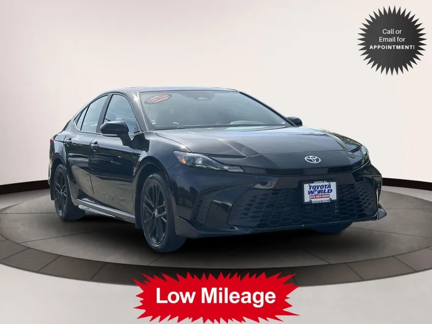 2025 Toyota Camry SE photo 1