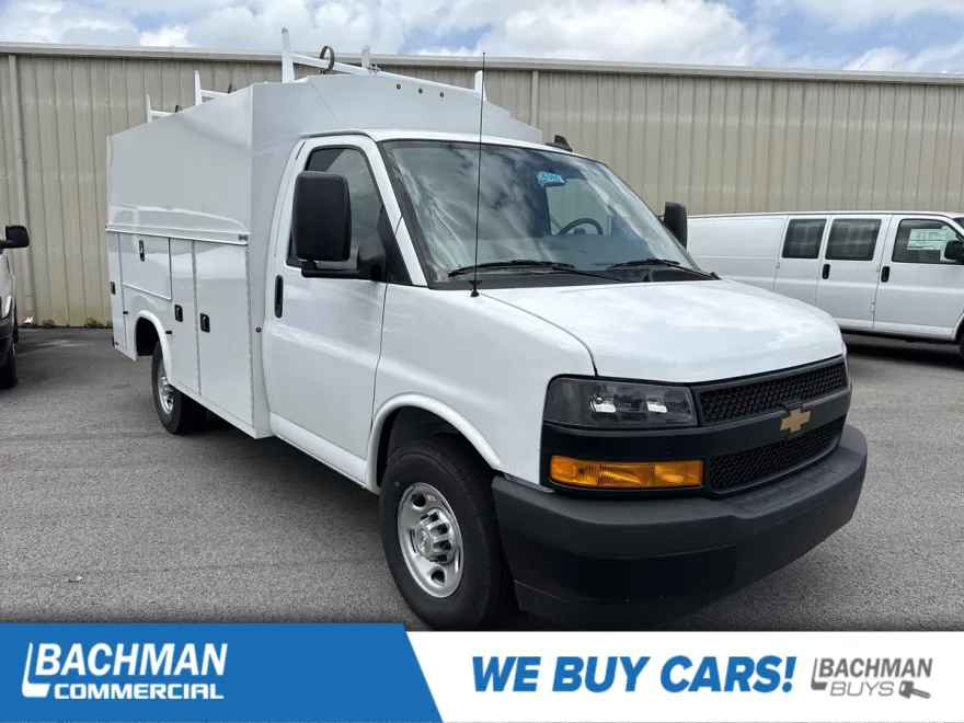 2025 Chevrolet Express Cutaway 3500 photo 1