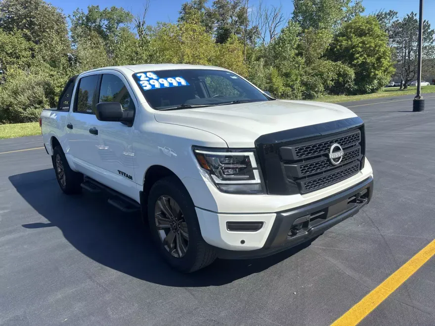 2024 Nissan Titan SV photo 1