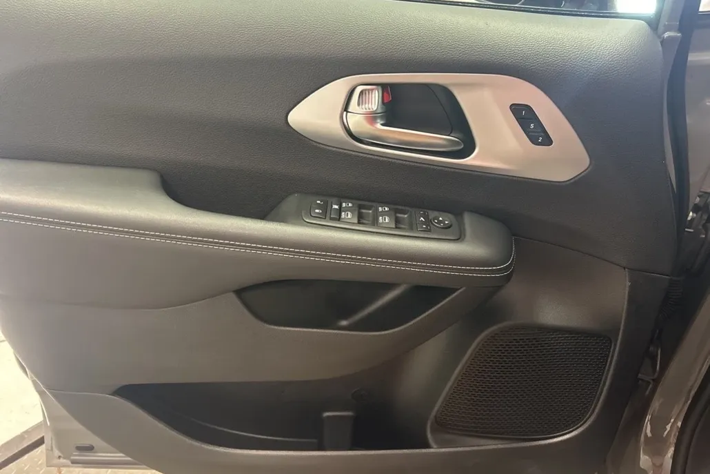 2025 Chrysler Pacifica Limited photo 1
