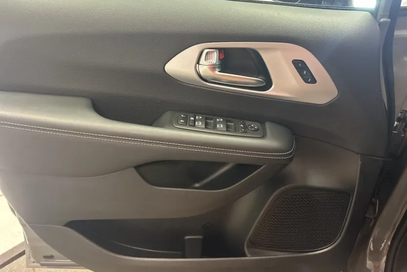 2025 Chrysler Pacifica Limited photo 1