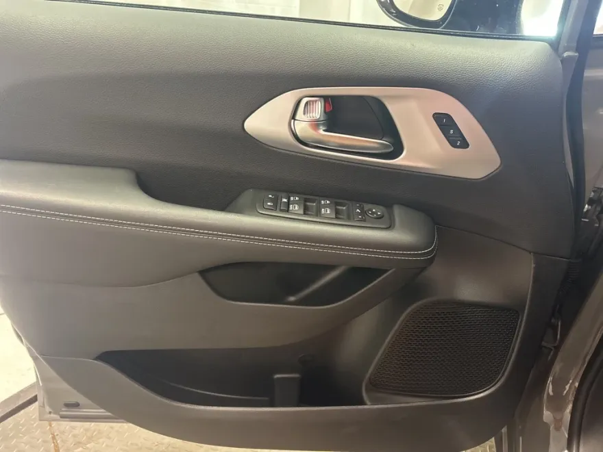 2025 Chrysler Pacifica Limited photo 1