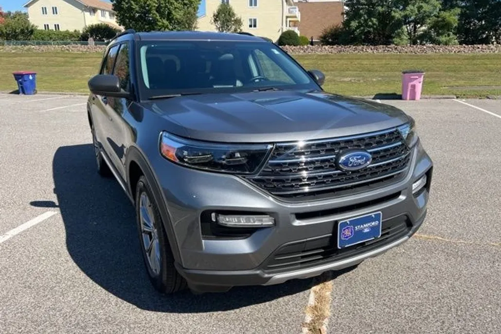 2023 Ford Explorer XLT photo 1