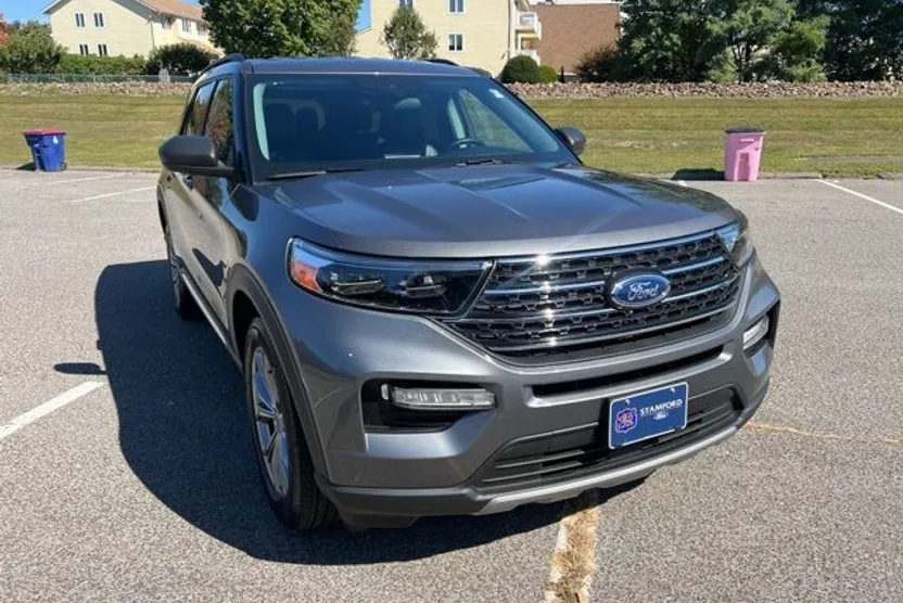 2023 Ford Explorer XLT photo 1