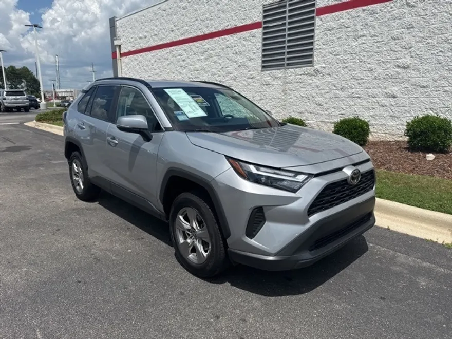 2024 Toyota RAV4 XLE photo 1