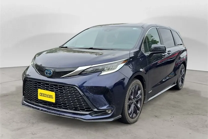 2021 Toyota Sienna LE photo 1