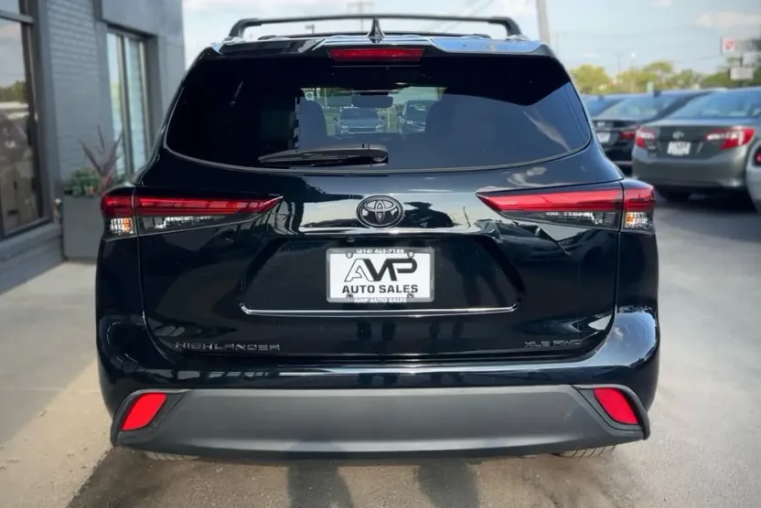 2022 Toyota Highlander XLE Sport photo 1
