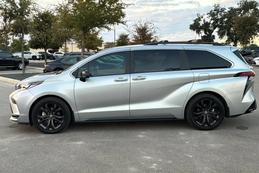 2023 Toyota Sienna XSE photo 1