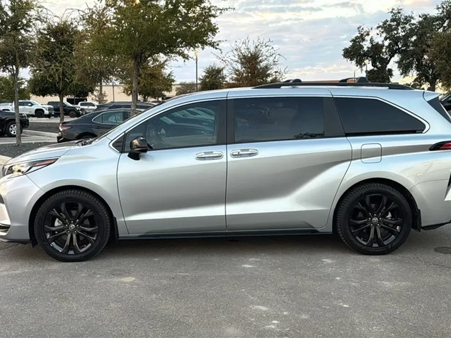2023 Toyota Sienna XSE photo 1