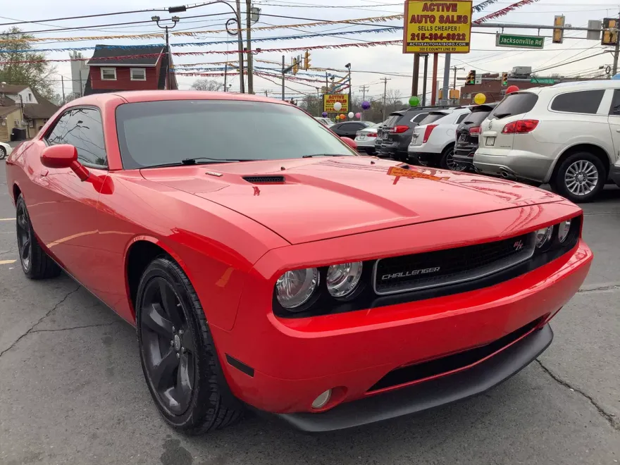 2013 Dodge Challenger R/T Plus photo 1