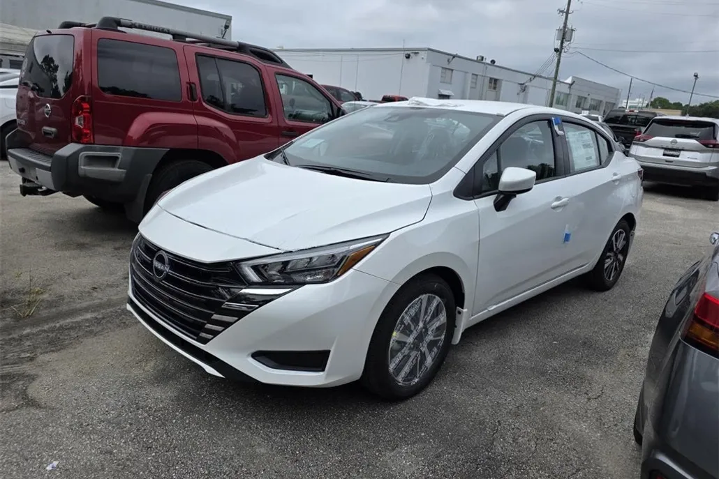 2025 Nissan Versa 1.6 SV photo 1