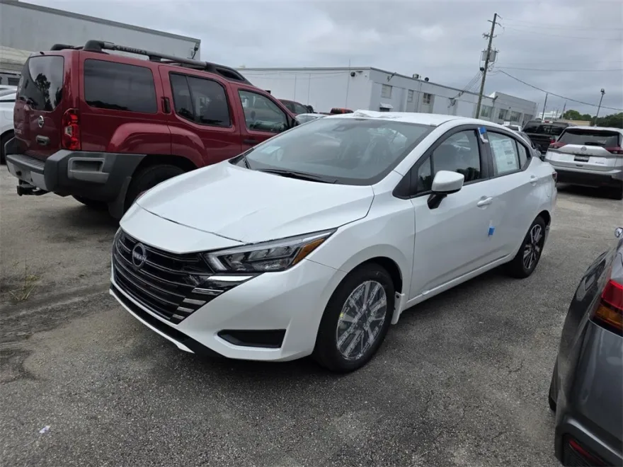 2025 Nissan Versa 1.6 SV photo 1