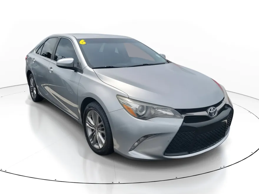 2016 Toyota Camry SE photo 1