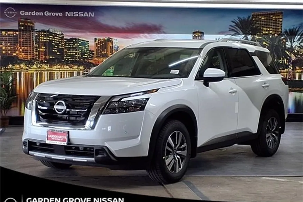 2025 Nissan Pathfinder SL photo 1