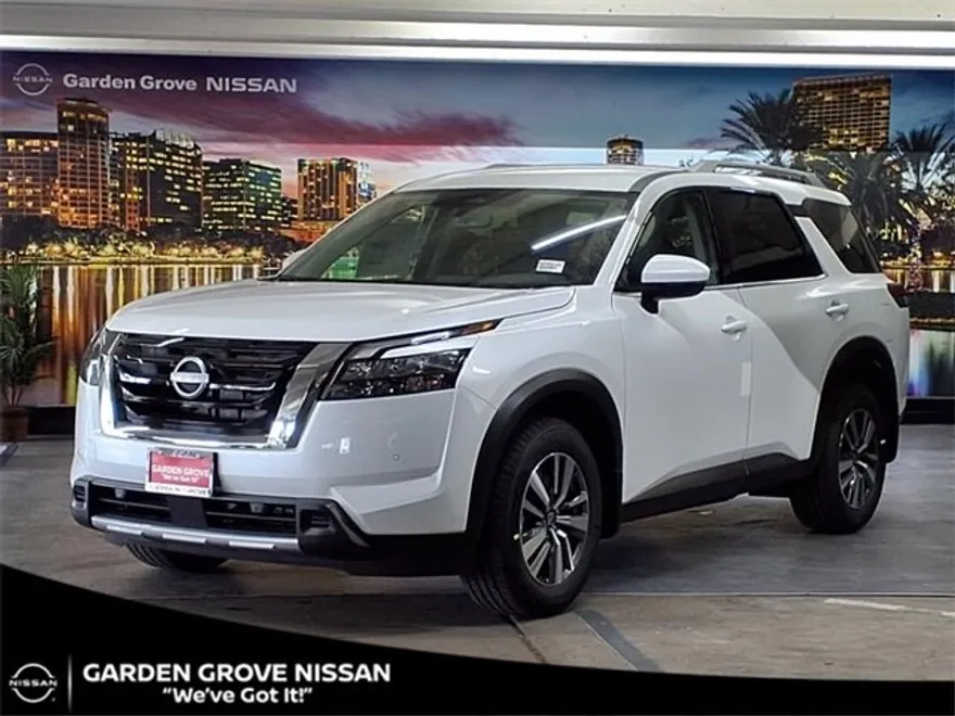 2025 Nissan Pathfinder SL photo 1