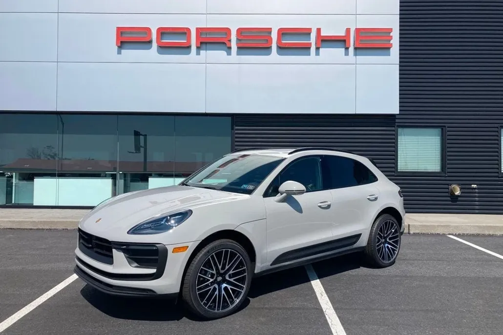 2025 Porsche Macan T photo 1