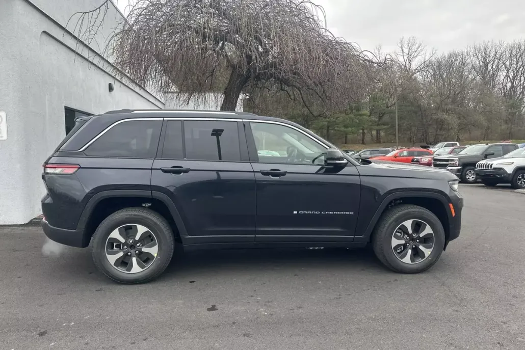 2024 Jeep Cherokee 4xe Sport photo 1