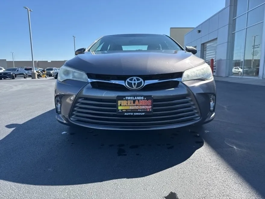 2016 Toyota Camry LE photo 1