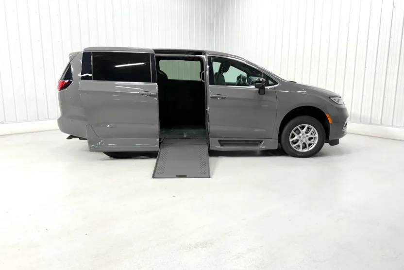 2025 Chrysler Pacifica photo 1