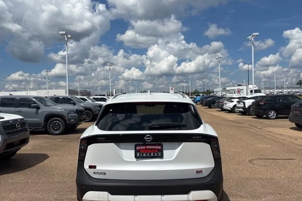 2025 Nissan Kicks SR photo 1