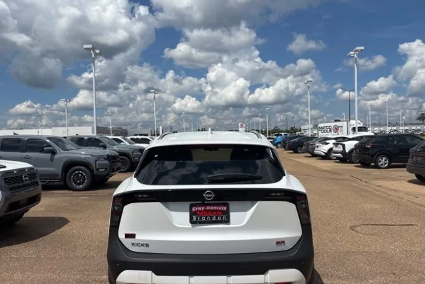 2025 Nissan Kicks SR photo 1