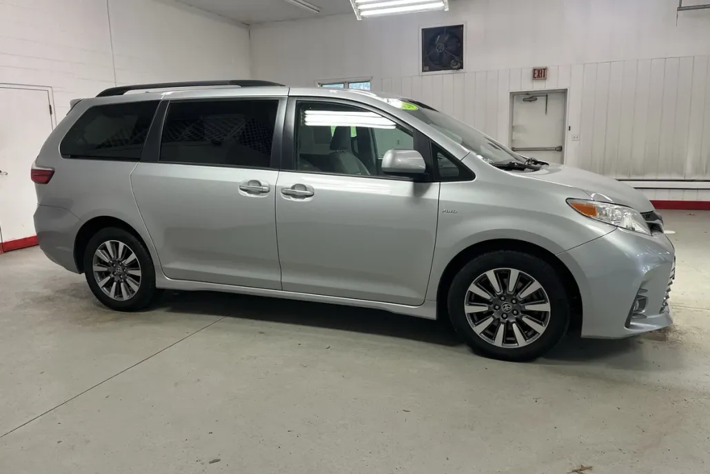 2020 Toyota Sienna XLE photo 1