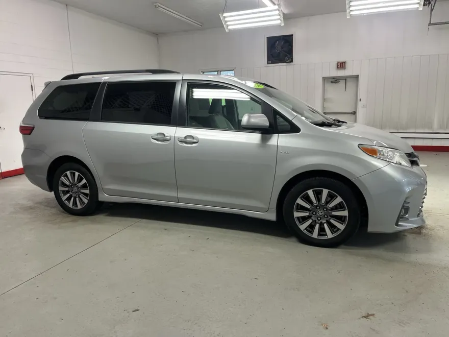 2020 Toyota Sienna XLE photo 1