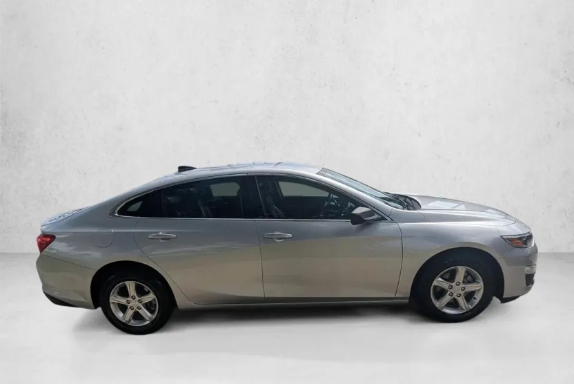 2021 Chevrolet Malibu LS photo 1