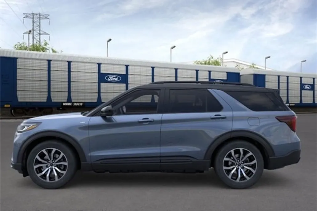 2025 Ford Explorer ST-Line photo 1