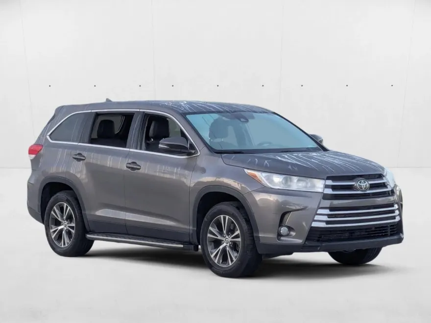 2019 Toyota Highlander LE Plus SE photo 1