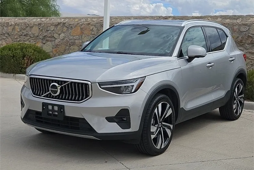 2025 Volvo XC40 Plus photo 1