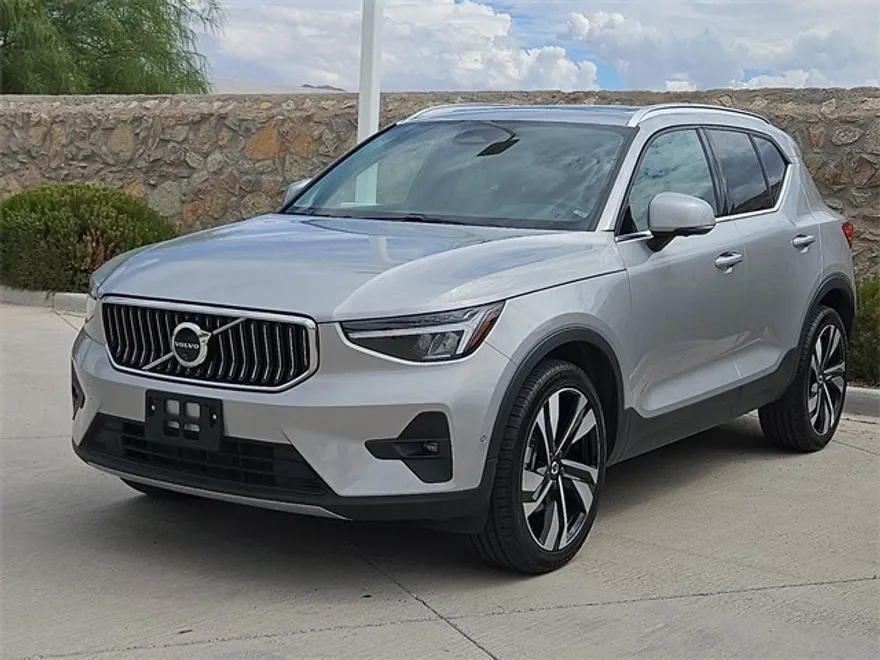 2025 Volvo XC40 Plus photo 1