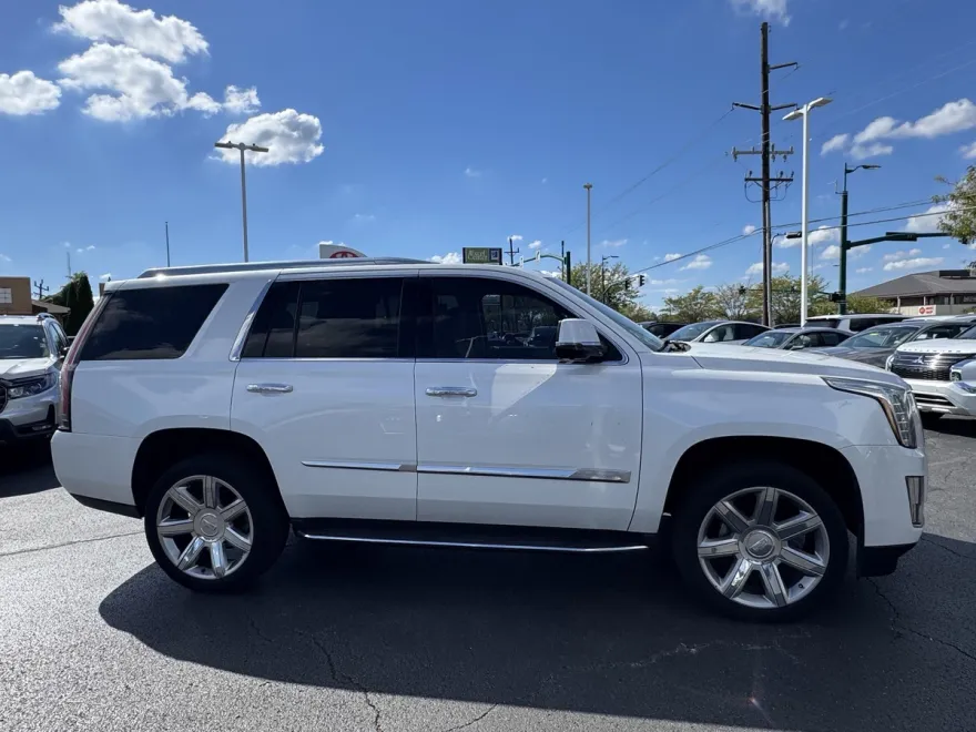 2016 Cadillac Escalade Luxury photo 1