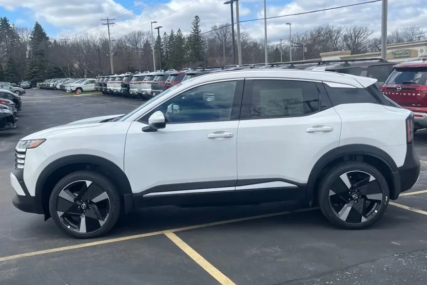 2025 Nissan Kicks SR photo 1