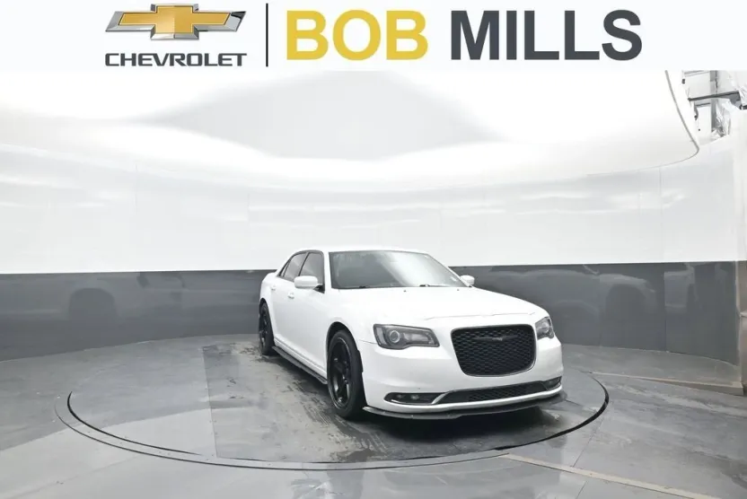2019 Chrysler 300 photo 1