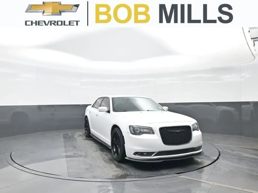 2019 Chrysler 300 photo 1
