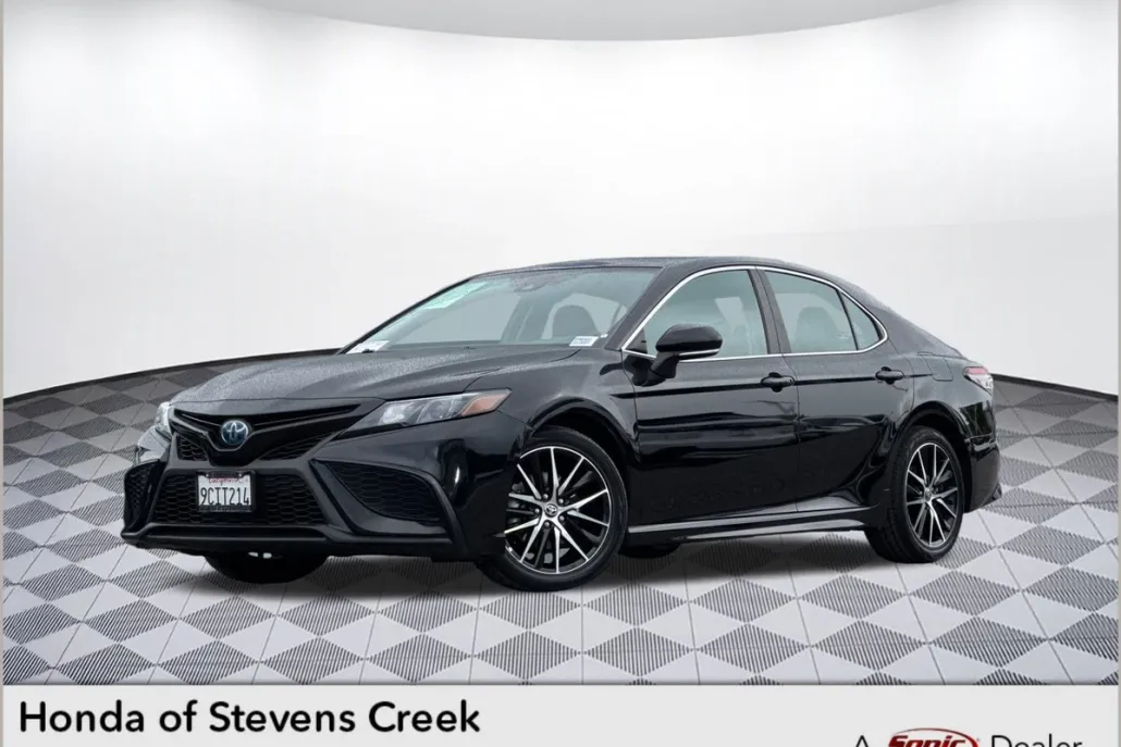 2022 Toyota Camry Hybrid SE photo 1