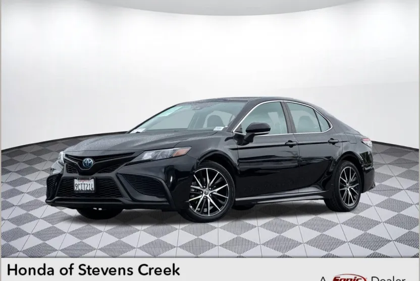 2022 Toyota Camry Hybrid SE photo 1