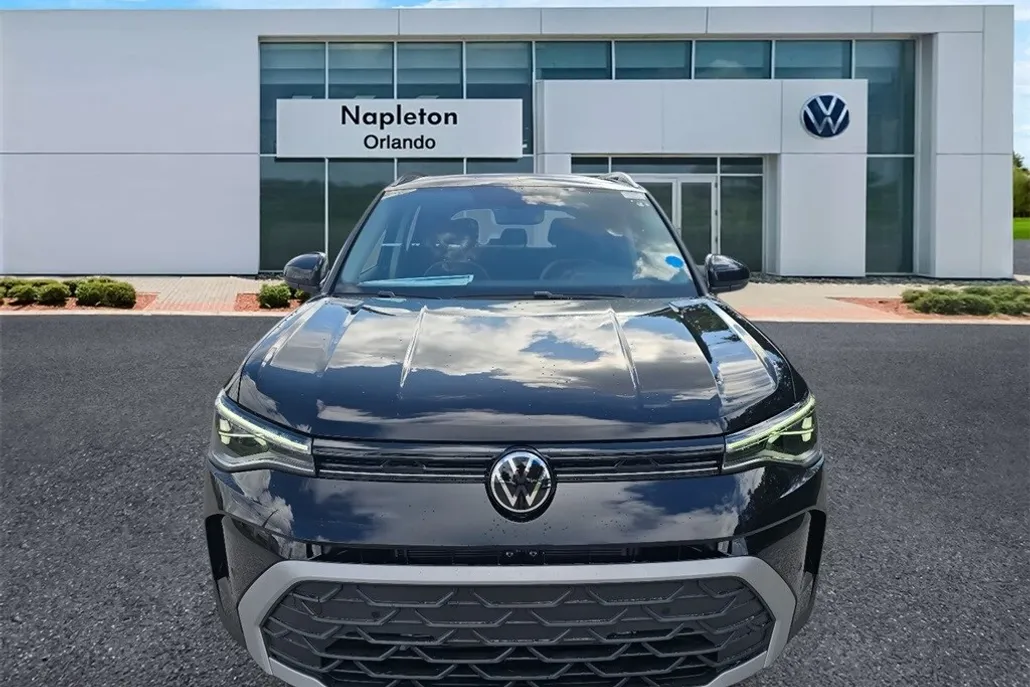 2025 Volkswagen Taos SE photo 1