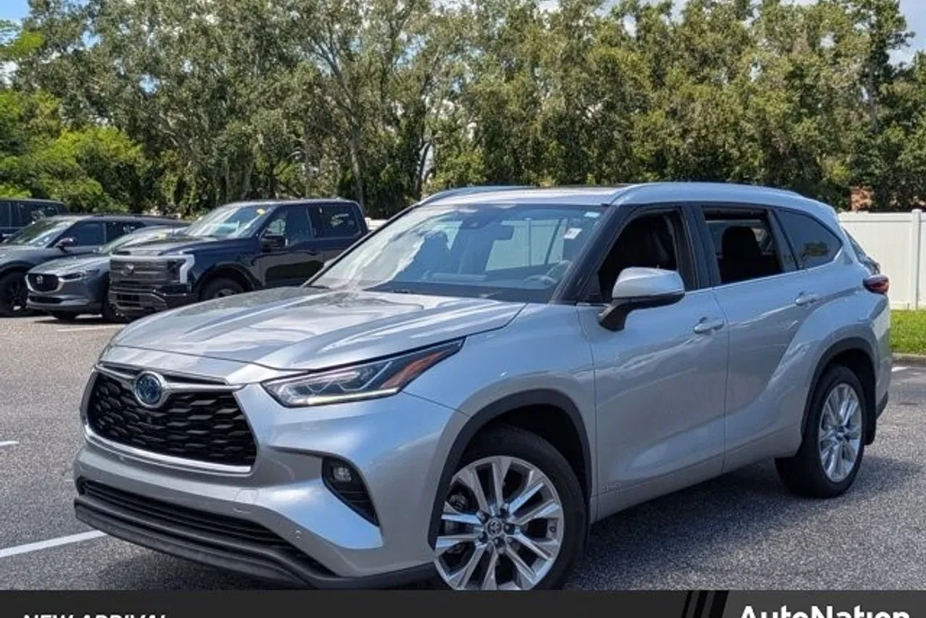 2022 Toyota Highlander Hybrid Limited photo 1