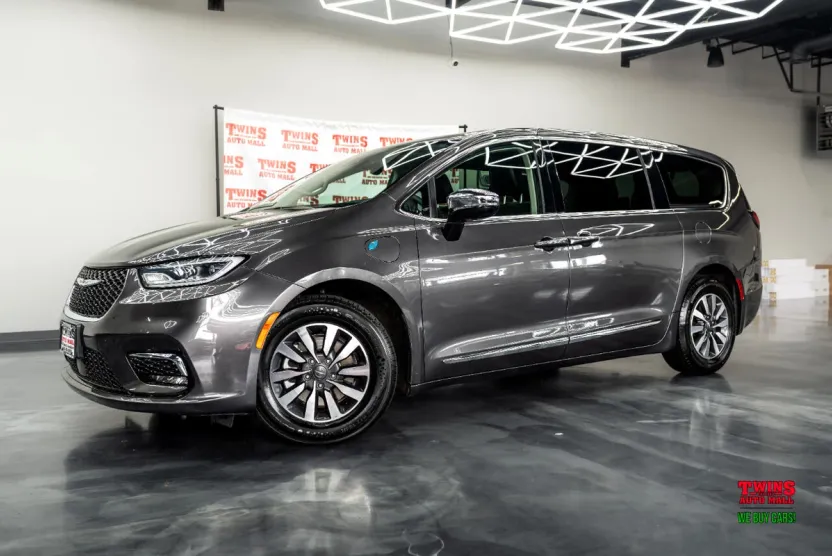 2023 Chrysler Pacifica Hybrid Limited photo 1