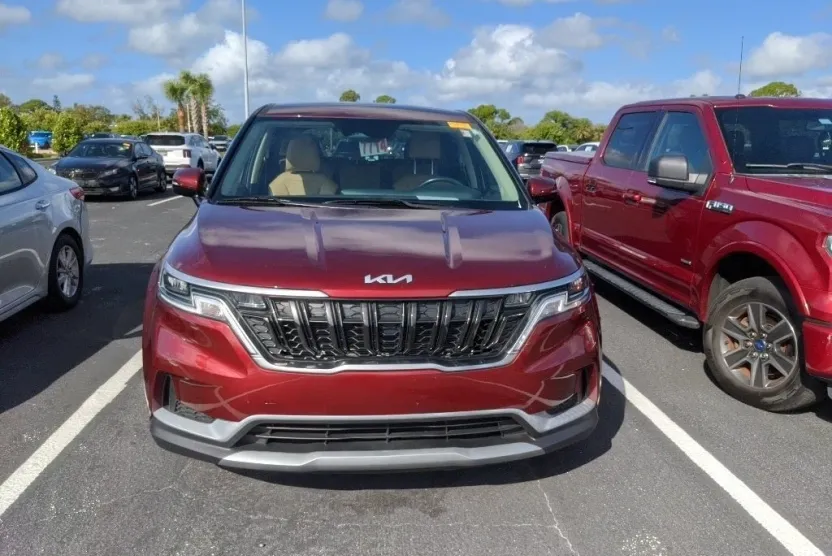 2024 Kia Carnival LX photo 1