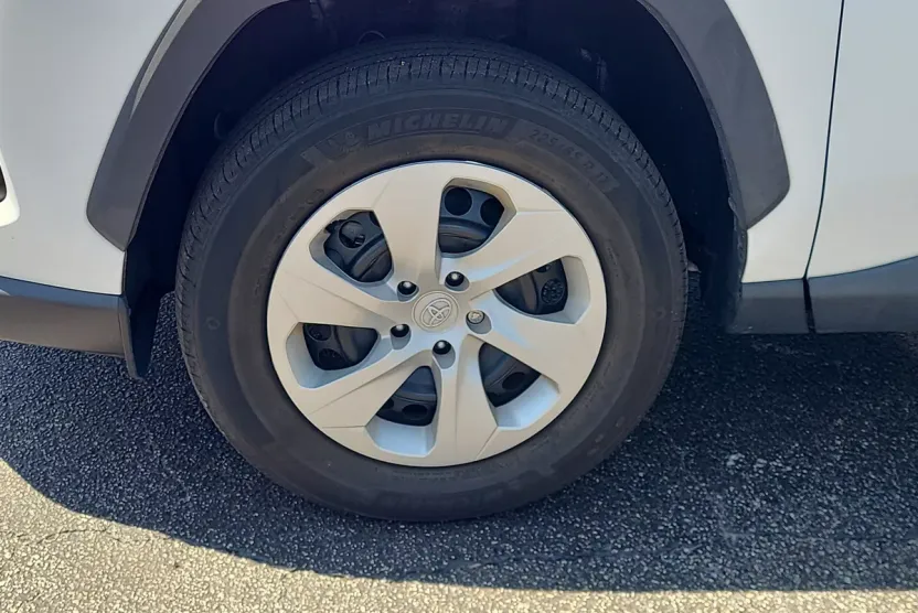 2023 Toyota RAV4 LE photo 1
