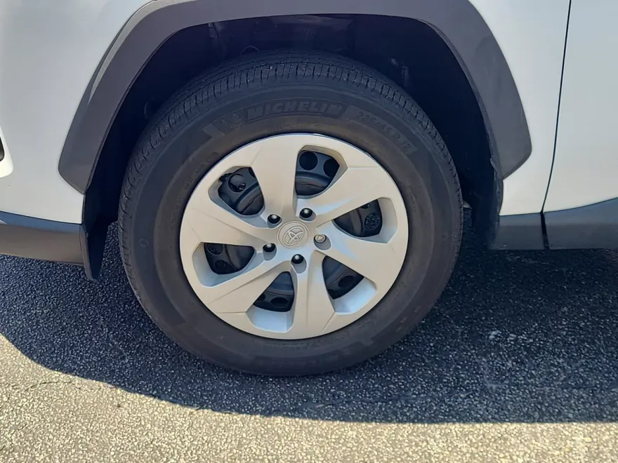 2023 Toyota RAV4 LE photo 1