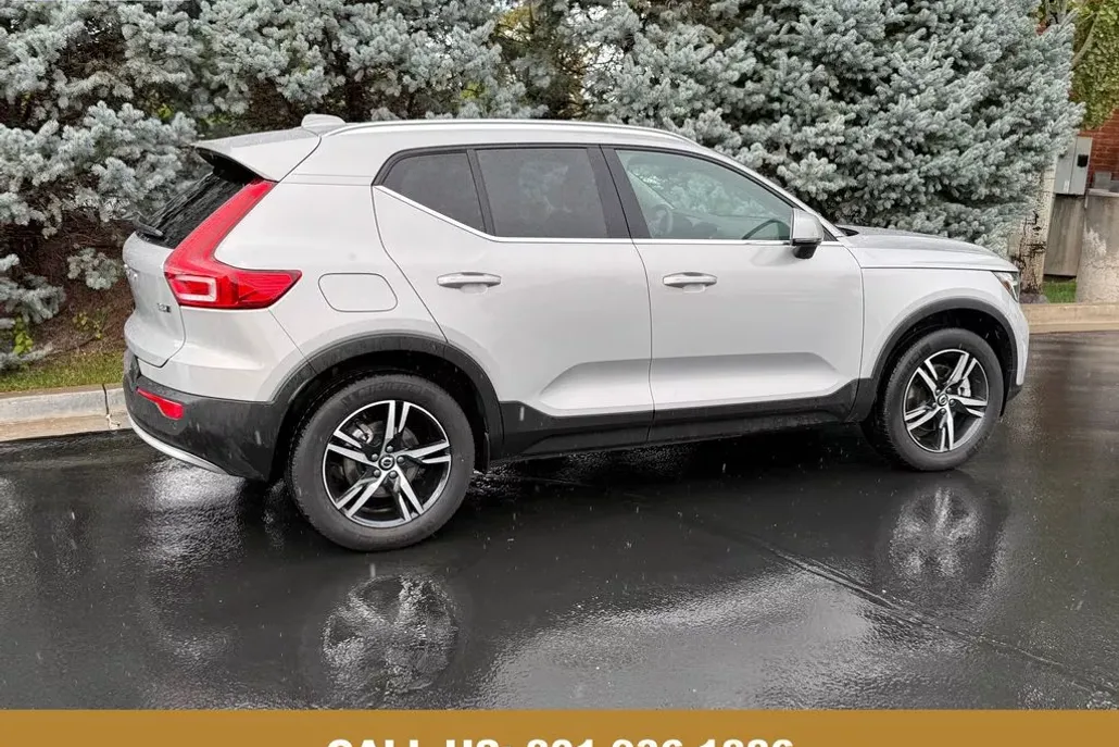 2025 Volvo XC40 Core photo 1