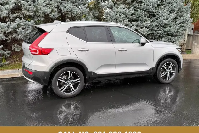 2025 Volvo XC40 Core photo 1