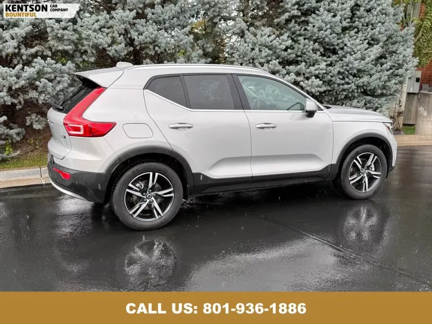 2025 Volvo XC40 Core photo 1