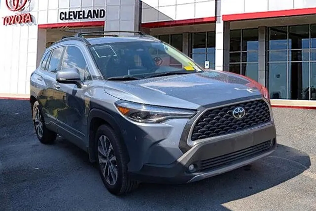 2024 Toyota Corolla Cross XLE photo 1